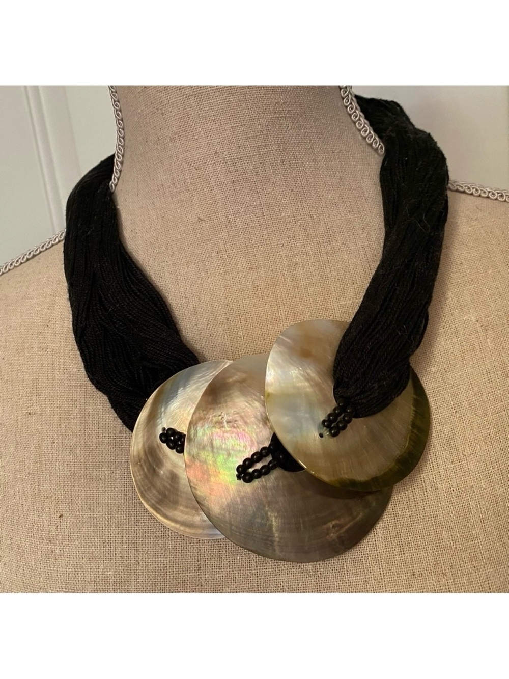 NEW NECKLACE STATEMENT 3 LARGE SHELLS BLACK BEADS AND YARN THREAD 21”